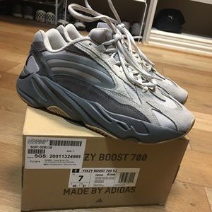 Yeezy 700 v2 Tephra US size 7